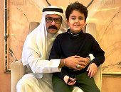 شاهد محمد رجب بملابس خليجية مع ابنه يوسف بالسعودية.. صور
