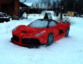 حققا حلمهما.. زوجان ينحتان نسخة من سيارة فيرارى على الثلج.. فيديو وصور