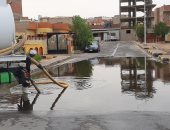 الدفع بسيارات لشفط مياه الأمطار بشوارع رأس غارب البحر الأحمر.. صور 