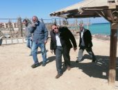 رئيس مدينة الغردقة يتفقد شاطئ عام القيادات "السواقى" لمتابعة تطويره.. صور