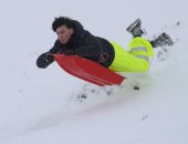 ألعاب بهلوانية احتفالا بتساقط الثلوج في اسكتلندا.. ألبوم صور