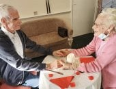 لقاء رومانسى لزوجين مسنين بعد البعاد لمدة سنة بسبب كورونا.. فيديو