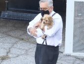 روبرت دى نيرو يحتضن كلبه أثناء التحضير لمشهد بأحدث أفلامه..صور