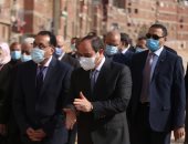 أهالى عزبة الهجانة يحتشدون تزامنا مع وصول السيسي ويهتفون: بنحبك ياريس