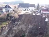 لقطات جوية لـ انهيار أرضى فى ألمانيا والمنازل على حافة الهاوية.. فيديو وصور