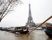 برج إيفل العائم.. الفيضانات تغمر باريس وتغرق السيارات والمنازل.. ألبوم صور