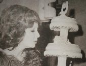 شادية مع تورتة عيد ميلادها فى صورة نادرة تعود إلى منتصف السبعينيات
