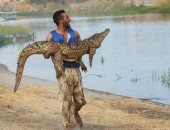 محمد رمضان يحمل تمساحًا في كواليس مسلسل موسى × 3 صور