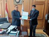 رئيس هيئة السكة الحديد يكرم سائق قطار ومساعده لمنعهما حادث تصادم