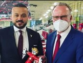 رئيس بايرن ميونخ يقدم هدية تذكارية للأهلي