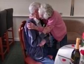  لحظة لقاء زوجين مسنين فرقتهما كورونا بعد عام كامل .. فيديو