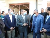 محافظ كفر الشيخ يقرر صرف 10 آلاف جنيه لـ6 أسر بعد إخلاء منازلهم بقرية زوبع