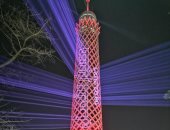 برج القاهرة يتزين باللون الأحمر احتفالا بوصول مسبار الأمل إلى المريخ.. صور