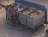 الشعب التركى يعانى.. فيديو يظهر سيدة تركية تجمع بقايا الطعام من القمامة