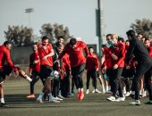 "ضرب بالشوم والكرات".. احتفال خاص من لاعبي الأهلي بعيد ميلاد ياسر إبراهيم