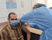 بدء تطعيم الأطقم الطبية بمستشفى صدر سوهاج ضد فيروس كورونا.. صور