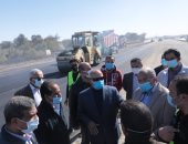 وزير النقل يتابع التقدم بمعدلات تنفيذ أعمال تطوير وصيانة وتوسعة الطرق.. صور 