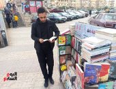 "رفيق" طالب بكلية الآداب صاحب أول مكتبة متنقلة فى شوارع الإسكندرية.. فيديو وصور
