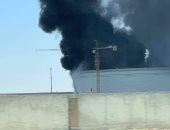 حريق مخزن مواد بترولية بطريق "السويس - القاهرة" وعربات الإطفاء تحاول إخماده