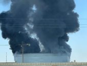 سيارات الإطفاء تحاول السيطرة على حريق "تنك عجرود" بالسويس..فيديو