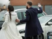 عروسان يتحديان قيود كورونا بحفل زفاف داخل سيارة فى إيطاليا.. صور