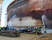 محافظ السويس يصل موقع حريق أحد خزانات البترول تحت الإنشاء بطريق عجرود