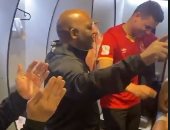 موسيماني يرقص مع لاعبي الأهلي في غرفة خلع الملابس.. صور