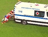 تعطل سيارة إسعاف فى لقاء بكأس البرتغال واللاعبون ينقذون الموقف.. فيديو