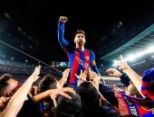 لاعبو برشلونة يحملون ليونيل ميسي على الأعناق فى استفتاء جديد.. صورة