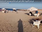 إقبال كبير على شاطئ بورسعيد للاستمتاع بالـ"راكت".. فيديو لايف