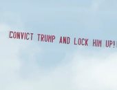 "احبسوا ترامب".. لافتة أعلي منزل الرئيس الأمريكي السابق تزامنا مع جلسات عزله