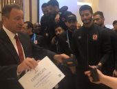 واحدة واحدة كله هياخد.. لاعبو الأهلى يتسلمون شهادات المونديال "فيديو"