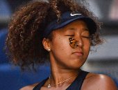 لاعبة تنس تتوقف عن مباراتها الدولية بسبب رفرفة فراشة.. ألبوم صور
