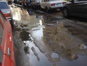 أهالى شارع الفتح بمنطقة فلمنج بالإسكندرية يشكون طفح الصرف.. والشركة تستجيب
