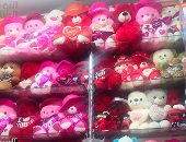 الرجال الأكثر شراءً لهدايا عيد الحب فى العريش.. صور