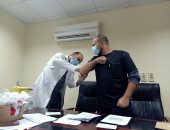 مدير مستشفيات جامعة القاهرة: تطعيم 1500 من الطواقم الطبية بلقاح كورونا حتى الآن