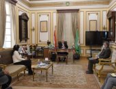 رئيس جامعة القاهرة يوجه بتجهيز قاعات المحاضرات بشاشات ذكية وتوزيع 1000 تابلت