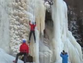 رياضيون يتنافسون على تسلق قمة صخرة ضخمة تغطيها الثلوج فى التشيك.. فيديو