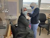أول طبيبة تحصل على لقاح كورونا فى مصر: لم تشعر بأى أثار جانبية.. صور