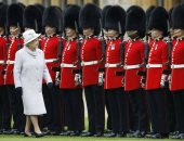 لماذا يرتدى حراس الملكة إليزابيث الثانية قبعات طويلة؟.. اعرف القصة