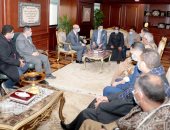 محافظ بنى سويف يعقد جلسة صلح لاحتواء مشكلة نشبت بين مواطن وطبيب.. صور