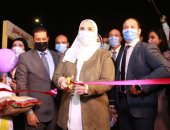 صور ..وزيرة التضامن تخضع للكاشف خلال افتتاح معرض ديارنا للأسر المنتجة