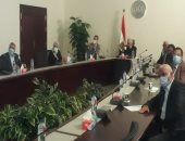 وزير التعليم العالى يستعرض تقريرًا حول دور الجامعات فى وضع ضوابط تراخيص البناء بالمدن