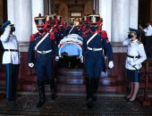 انطلاق جنازة رئيس الأرجنتين الراحل كارلوس منعم بمشاركة الألاف.. صور