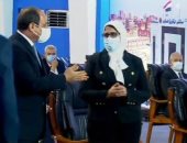 وزيرة الصحة تقدم درعا تذكاريا من الأطقم الطبية إلى الرئيس السيسى