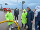 محافظ الإسكندرية يتابع أعمال تصريف مياه الأمطار وسيولة الحركة المرورية
