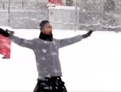 "أنا مهما كبرت صغير".. أحمد حسن كوكا يلعب وسط الثلوج بعد التدريبات "فيديو"