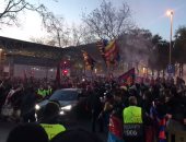 برشلونة ضد باريس سان جيرمان.. جماهير البارسا تشعل الأجواء خارج كامب نو "فيديو"