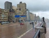 أمطار غزيرة وارتفاع الأمواج وصقيع يضرب الإسكندرية.. فيديو لايف