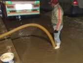 شفط مياه الأمطار من الطريق الدولى بمدخل مدينة مرسى مطروح.. صور